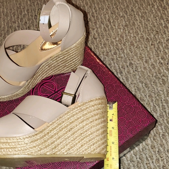 NIB REFRESH Vegan Leather 7 Taupe Wedges - Picture 4 of 6